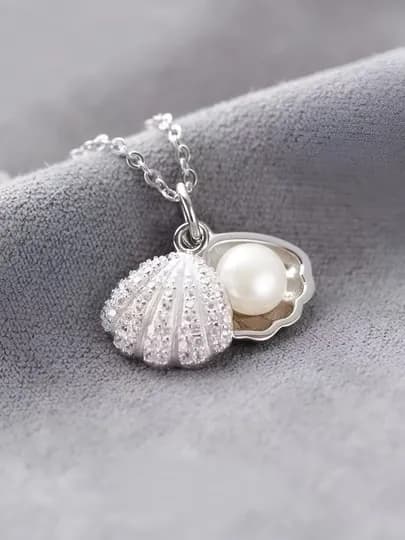 Жемчужная ракушкa — украшение в дизайне PEARL SHELL, созданное для женщин и девушек