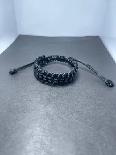 Браслет из нити