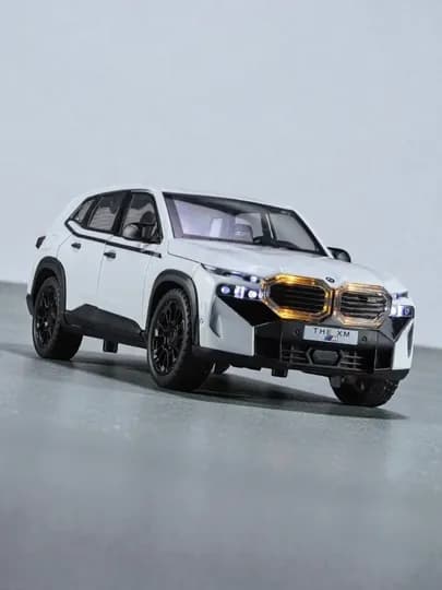Металлическая игрушечная машинка BMW XM — со звуком, подсветкой, двери открываются, 20 см — BOGATTO-BMWXM-БЕЛЫЙ