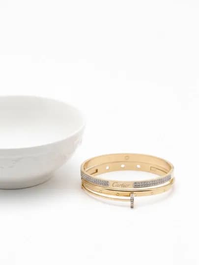 Женский браслет в стиле Cartier. Золотистое покрытие, инкрустация камнями. Браслет девушек