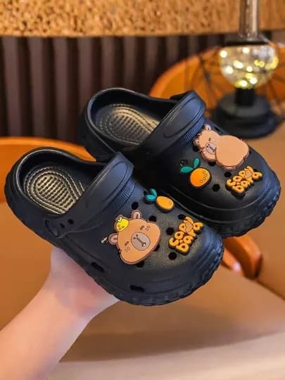 Детские шлёпанцы в стиле Crocs с дизайном капибары — TRENDPA-CRODETS-ЧЕРН-3031