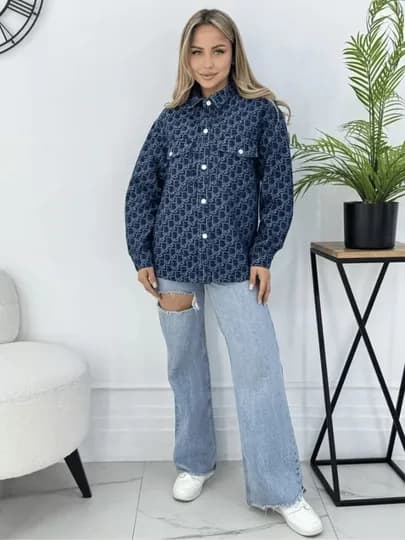 Женская джинсовая куртка oversize синяя с узором и карманом